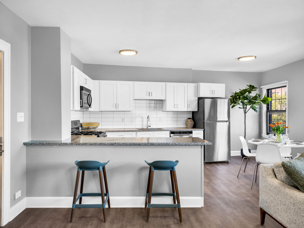 University East Apartments - Kitchen